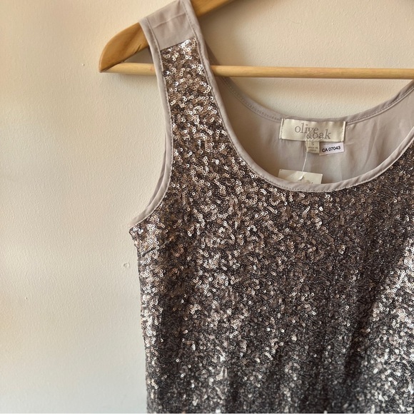 Olive & Oak Silver Sequin Top BNWT S - Picture 3 of 6